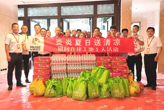 夏日高温送清凉，浓浓关怀暖人心